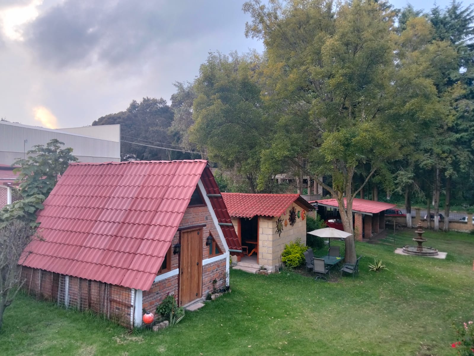 Vista de cabaña y jardín